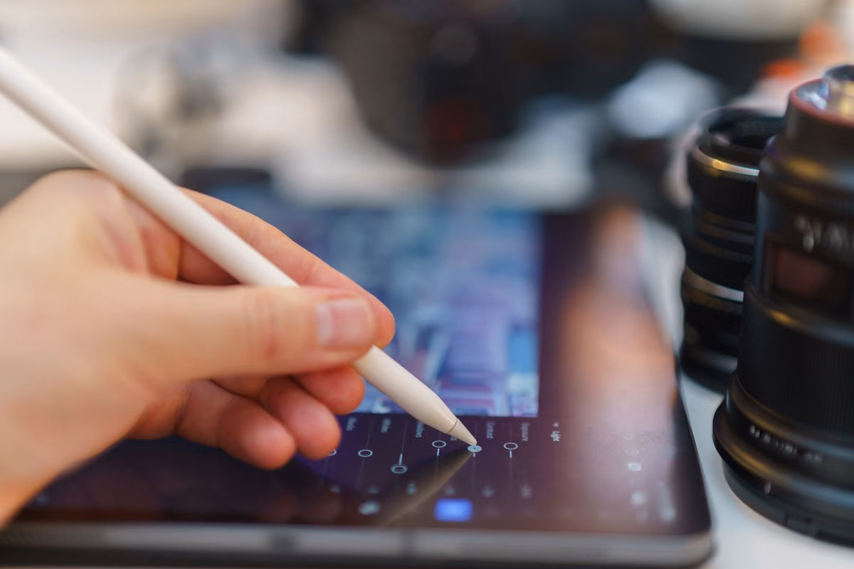 2026 Pixelmator Pro 4.4: Should Windows Designers Choose iPad or a Remote Mac?